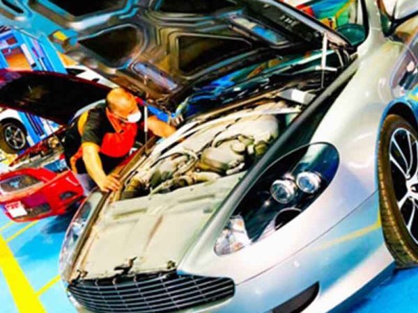 Aston-Martin-gearbox-oil-change-Dubai-600x450
