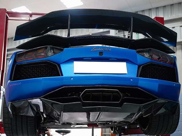 Lamborghini-Oily-shock-absorbers-Repair-600x450